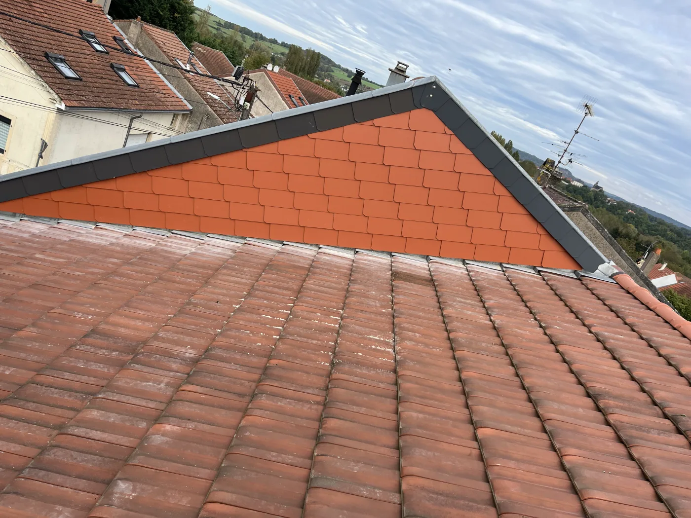  Bardage d'un pignon en ardoises fibro ciment rouge à Malling  