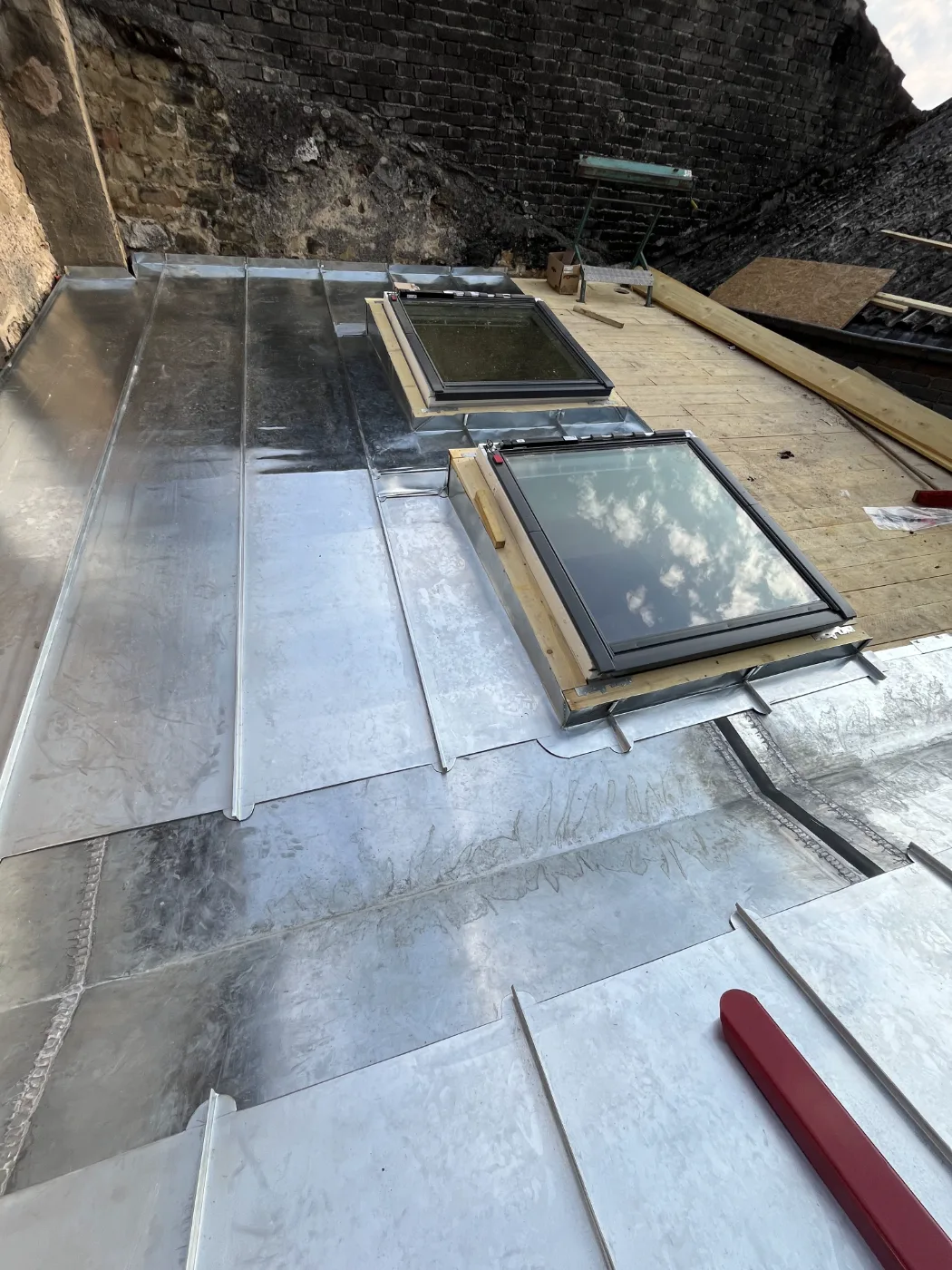  Entourage de velux sur couverture en zinc naturel à joint debout 